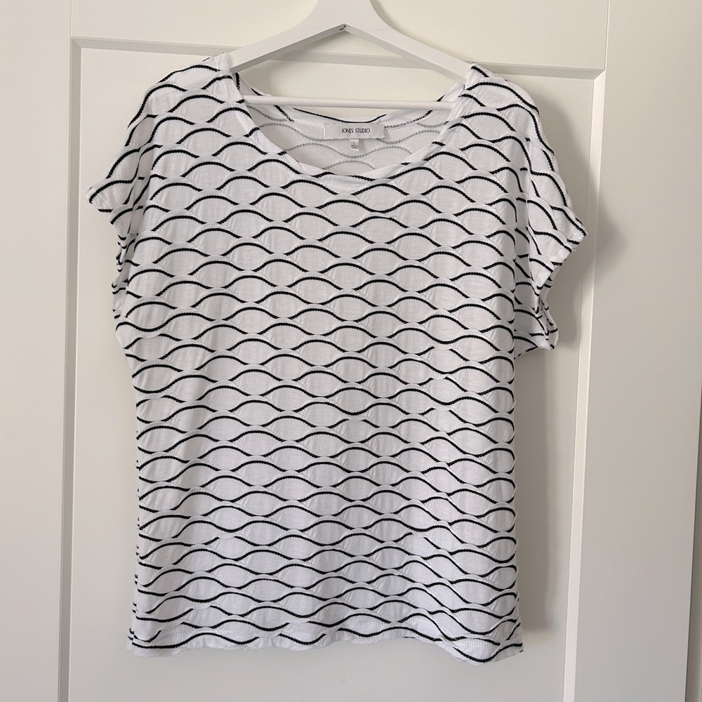 Jones Studio Black and White Boxy Relaxed T-Shirt